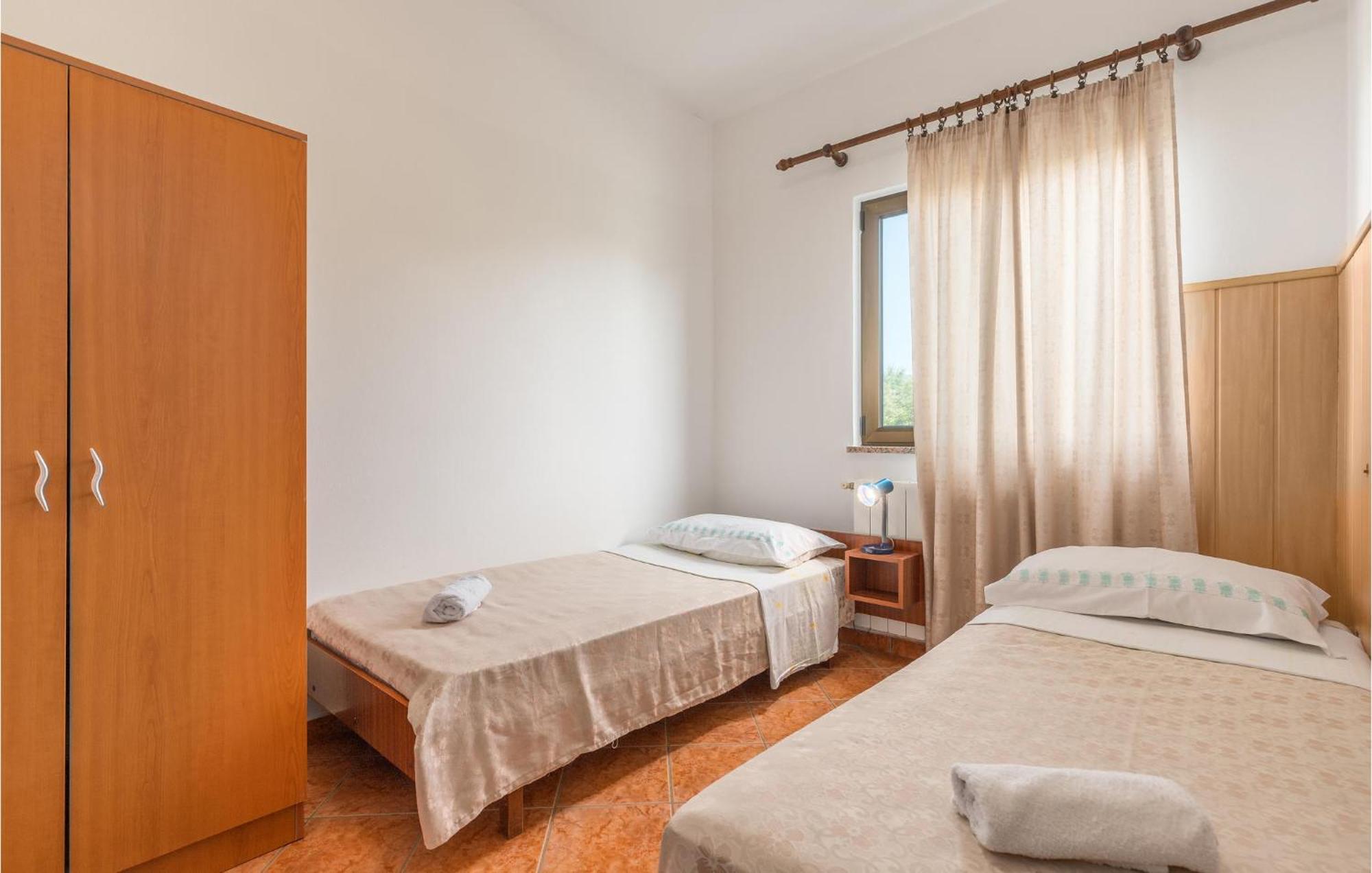 Beautiful Home In Visnjan With Wifi 외부 사진